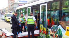 Muži se v tramvaji zastavilo srdce. Spolucestující ho vrátili mezi živé