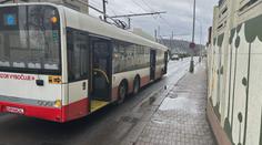 Muž s batoletem v náručí vyskočil za jízdy z trolejbusu. Prchal před revizorem
