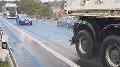 Barevných označení vozovky přibývá, varuje řidiče před nebezpečím