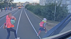Dopravní podnik ukázal drastické video: Maminky s dětmi vběhly přímo pod tramvaj