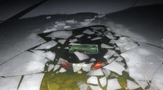 Řidič z Břeclavska sjel autem do rybníka, musel vyplavat okénkem