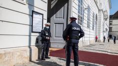 V sídle prezidenta Rakouska ohlásili bombu, venku chodil muž s mačetou
