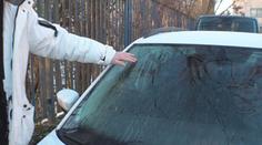 Ručník vs. brambora. Vyzkoušeli jsme triky, které mají chránit auto před námrazou
