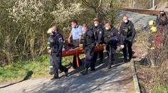 Muže smetl kus padající skály, z nepřístupného terénu ho museli vynést