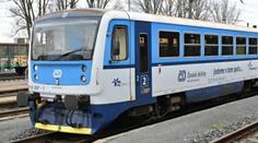 Vlak v Teplicích vláčel ženu s kočárkem 45 metrů. Dítě bylo sevřené mezi dveřmi
