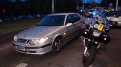 Řidič auta po konfliktu najel do motorkáře a srazil ho k zemi