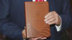 Trump prodával ve velkém bible. Ať se Amerika znovu modlí, řekl