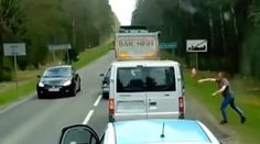 Bordeláři metali z auta odpadky. Dostali tvrdou lekci