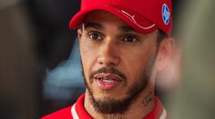 Hamilton se ve Ferrari trápí. Leclerc má výkonnější monopost, stěžuje si