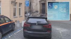 Parkoval na místě pro invalidy, strážníkům pak zapíral falešný průkaz! VIDEO