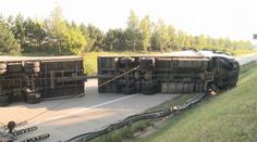 Řidič kamionu narazil do světel a úplně zlikvidoval kabinu svého auta