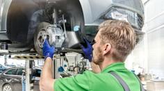 Škoda hasí požár. Přichází o zákazníky, zpět je láká na delší záruku a servis zdarma