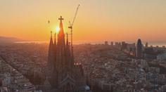 Lidé v Barceloně sledují líhnutí sokolů. V centru pozornosti je hnízdo na katedrále