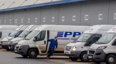 Žena čekala na balíček doma. Kurýr ji poslal rovnou na pobočku