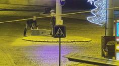 Strážník nevěřil svým očím. Dva opilí vandalové kradli jen kousek od něj