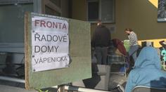Před úřadem ve Ždáru čekají zájemci o pozemek. Prodej ale začne až za týden