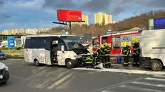 Na Slovensku havaroval autobus převážející děti ze školky. Čtyři jsou zraněné