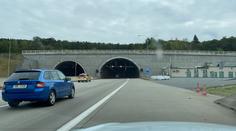 V pražském tunelu se srazily čtyři kamiony. Směr na D5 byl uzavřen