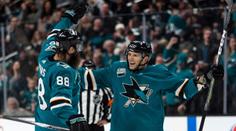 Šimek má premiérový gól v NHL! Trefil se i Hertl a přidal asistenci
