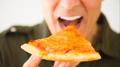 Dal si k večeři pizzu, do hodiny zemřel. Mladík udělal osudovou chybu