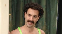 Za fotky v plavkách dostali Češi pokutu. Zaplatí ji skutečný Borat