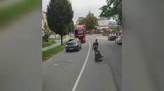 Policie prověřuje muže, který táhl opilou ženu na káře. Hrozí jim mastná pokuta