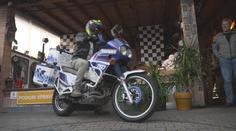Projel kus světa na motorce, ale v Praze mu ji ukradli. Lidé se mu složili na novou