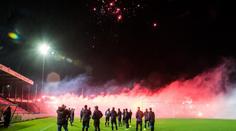 Nizozemští fanoušci přeprali restrikce. V pět ráno rozpoutali pyroshow