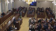 Poslanci mají kromě platu i náhrady. Někteří si přijdou na statisíce měsíčně
