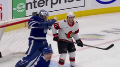 Brankář v NHL šikanoval soupeře, fanoušci nechápou stejný trest pro oba
