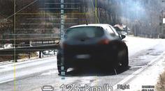 Obcí letěl rychlostí 125 km/h, pak přišel s hloupou výmluvou. Prý testoval radar