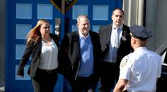 Hollywoodský magnát Weinstein skončil v poutech, hrozí mu 25 let