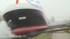 Lovosická loděnice spustila do Labe nový obří tanker
