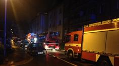 Požár v garáži zamořil celou bytovku, hasiči zachránili 16 lidí