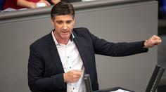 Poslanec opustil ženu a tři děti. Kvůli pornoherečce
