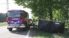 Auto na Svitavsku nabouralo do stromu. Dva lidé na místě zemřeli