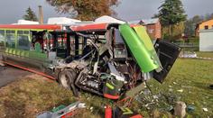 Vlak smetl autobus na přejezdu ve Vrchlabí. Čtyři lidé jsou zranění