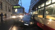Nehody způsobily v Praze kolaps! V tunelu hořelo, tramvaje skříply auto