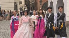 Prahou prošly desítky krojů z celého světa. Začal největší folklórní festival