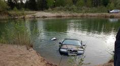 Mladý pár zapomněl na brzdu. Auto skončilo 8 metrů pod hladinou