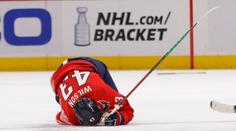 Tom Wilson šel k zemi. Do šatny ho poslal mladý útočník Philadelphie