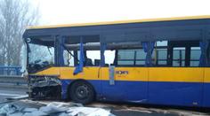 Dodávka s bazénem u Břeclavi narazila do autobusu! 6 zraněných