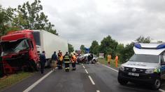 U Mochova se čelně srazil kamion s octavií, řidič škodovky zemřel