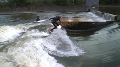 Tramvají na surf! V centru Prahy se fantazie surfařů proměnila ve skutečnost