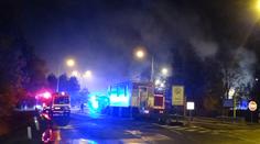 Plameny zachvátily skládku, okraj metropole včetně dálnice zahalil dým