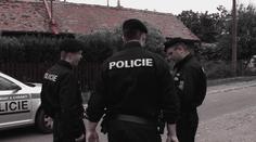 Zvrhlík se svlékal před dětmi v parku, strážníci si na něj posvítili