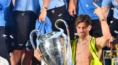Grealish si užívá i měsíc po triumfu. V klubu byl přistižen v přítomnosti letušky
