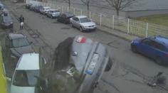 VIDEO: Řidič (19) vletěl do křižovatky v Praze, srazil ženu. Je těžce zraněná