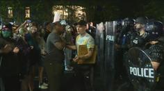 Fotka z protestu obletěla svět! Černoch zachránil pravicového extremistu