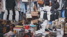 Celníci zasahovali na tržnici u Chebu. Našli padělky za desítky milionů korun